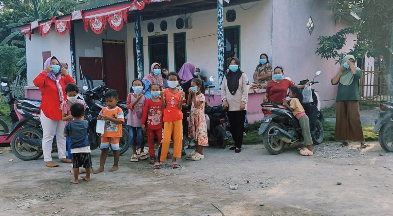 Gercep! Dinkes Lampung Selatan Bagikan Ribuan Masker untuk Warga Terdampak Abu Vulkanik GAK